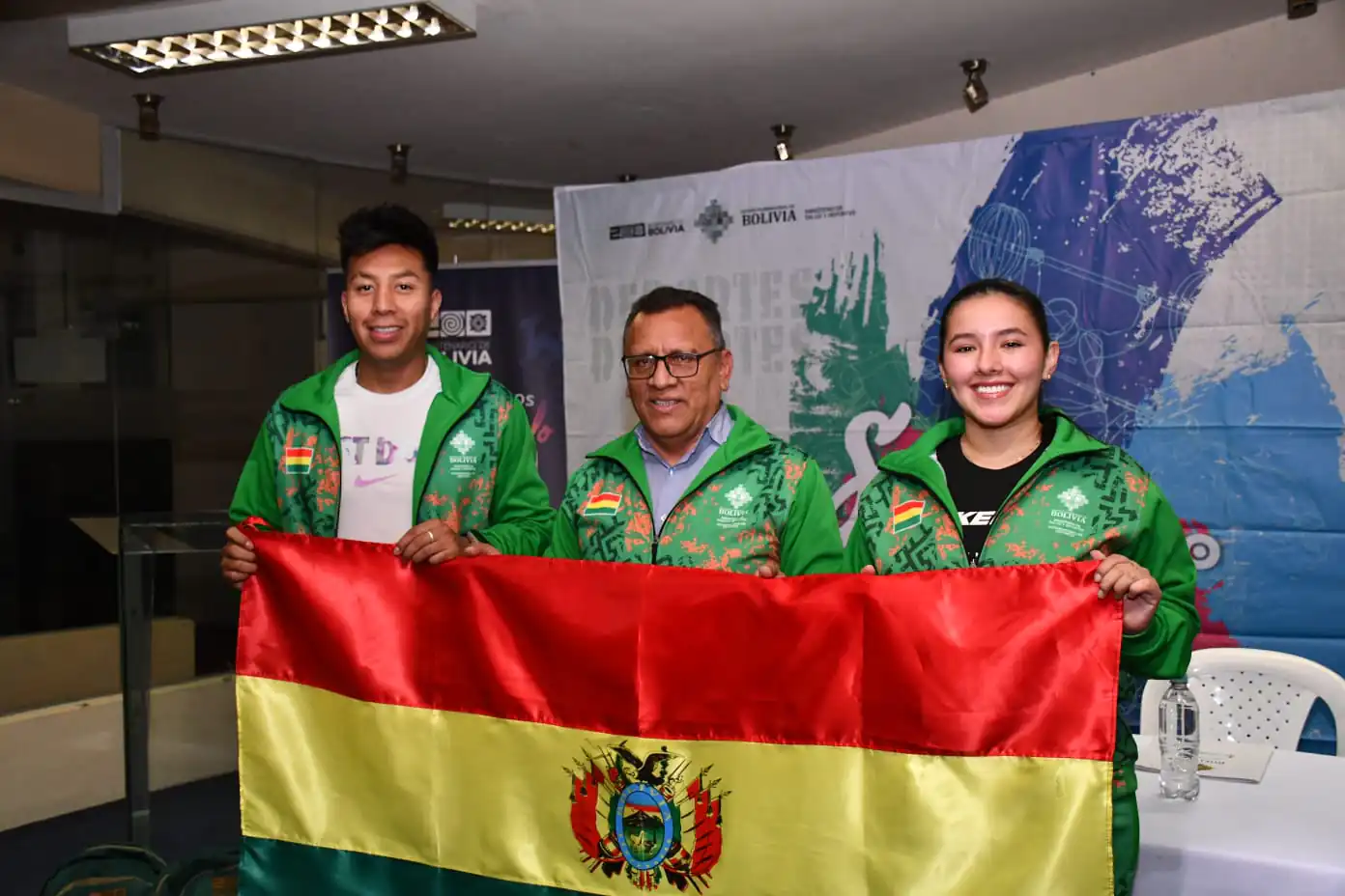 Moscoso y Barrios reciben la tricolor para el Mundial