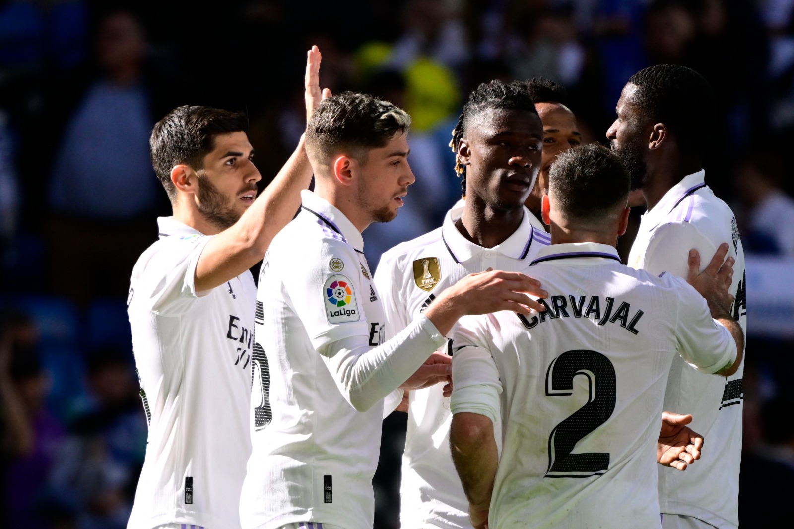 Real Madrid se impone a Espanyol y reduce diferencias con Barcelona