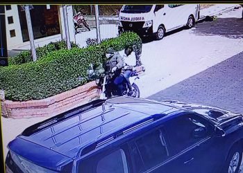 La imagen de la cámara de seguridad muestra una motocicleta en la que aparenteme huyó el reo.