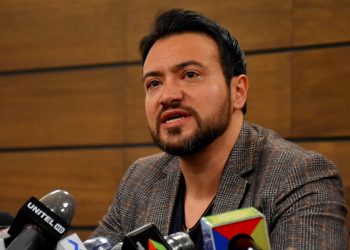 Diputado Reyes cuestiona a Arias: prefiere estar en el matrimonio del pepino