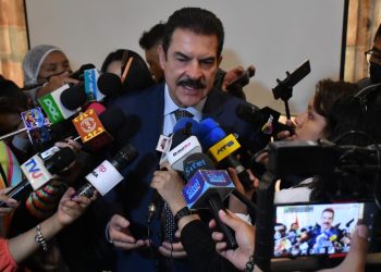 Reyes Villa dice que Camacho puede seguir gobernando mientras no tenga sentencia