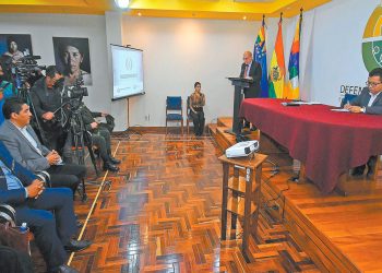 El presidente del Tribunal Supremo de Justicia, Ricardo Torres Echalar (en el atril), y el defensor del Pueblo, Pedro Calisaya, inauguran el Observatorio Defensorial Judicial.