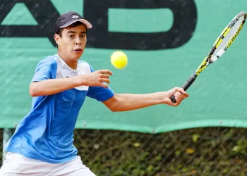 El tenista boliviano Matías Rivero en pleno partido