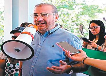 Sobre Rómulo Calvo pesa una orden de detención domiciliaria.