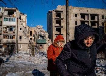 La población pasea por una de las calles afectadas por la guerra entre Rusia y Ucrania. Foto: AFP