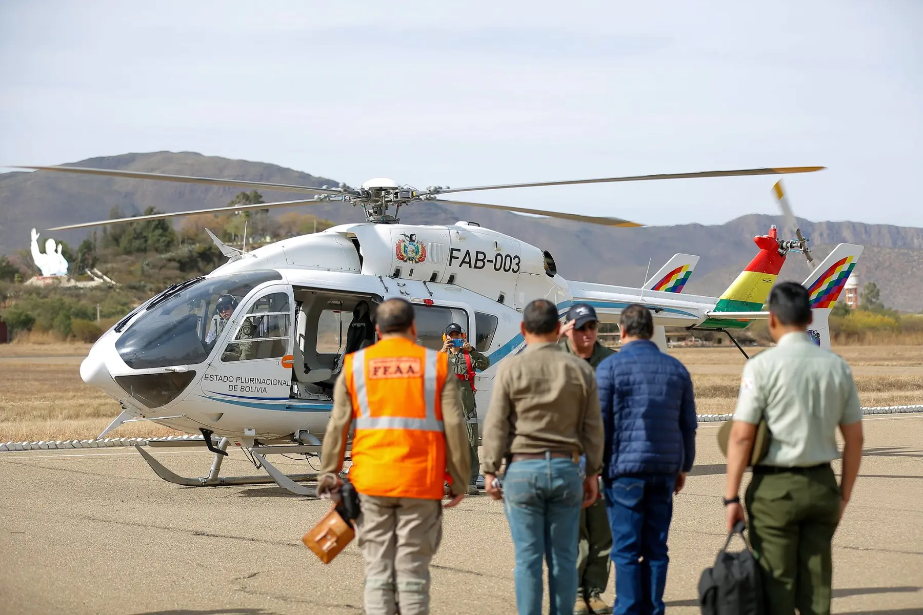 Arce sobrevuela el incendio en Tarija y alerta de un ‘avance muy peligroso’