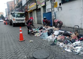 Hallan sumideros tapados con concreto, calaminas, botellas de vidrio y hasta grasas en la Ceja