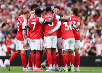 Arsenal golea y lidera la Premier League