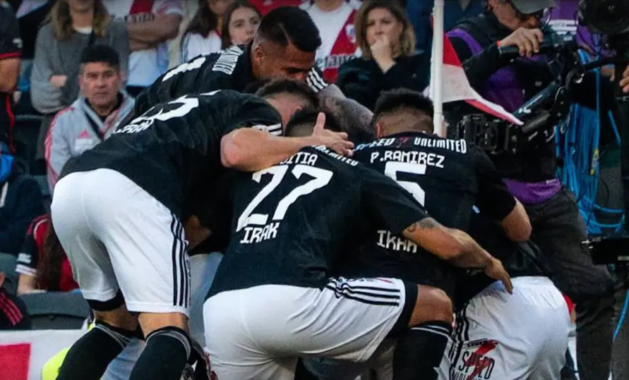 River no levanta cabeza y cae ante el modesto Riestra en el Monumental