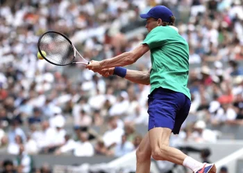 Sinner y Djokovic avanzan en Wimbledon, Gauff paga la resaca