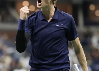 Sinner vence a Cilic y avanza de ronda en Pekín