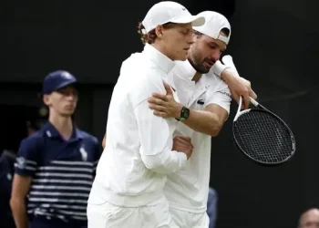 Sinner y Djokovic avanzan a cuartos de Wimbledon con sufrimiento
