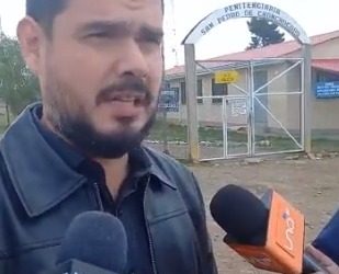 El asesor principal del gobernador Luis Fernando Camacho, Efráin Suárez, en puertas de Chonchocoro.