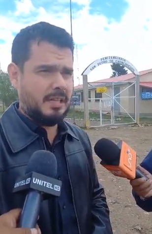 El asesor principal del gobernador Luis Fernando Camacho, Efráin Suárez, en puertas de Chonchocoro.