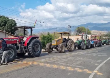 Tractorazo en valles cruceños por falta de diésel y cupos limitados