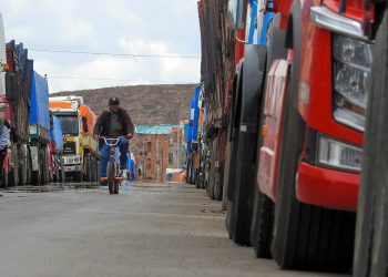 El Gobierno logra paso alternativo por Tacna para transportistas bolivianos detenidos por bloqueos en Perú