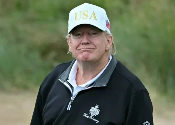 Trump termina su visita a Escocia inaugurando un campo de golf