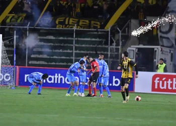 Hinchas de The Strongest piden que se vayan los de la barra