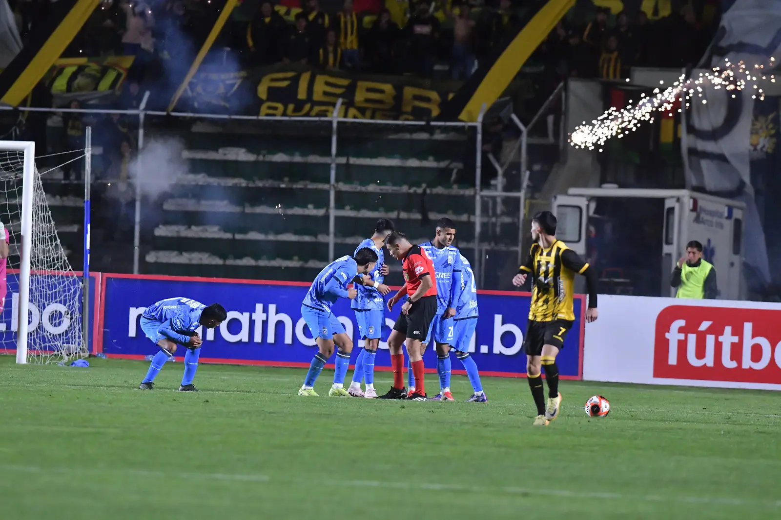 Hinchas de The Strongest piden que se vayan los de la barra