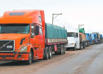 Transporte internacional está detenido en la frontera con Perú.