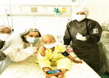 La doctora Astrid Riveros y parte de su equipo, junto a uno de sus pacientes con cáncer.