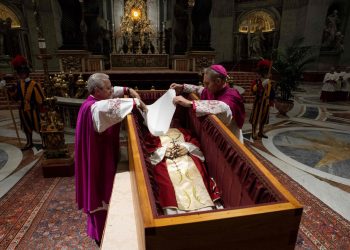 Despiden al religioso Benedicto XVI. Foto: AFP