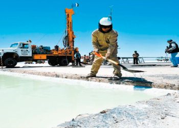 Trabajos en el salar de Uyuni.