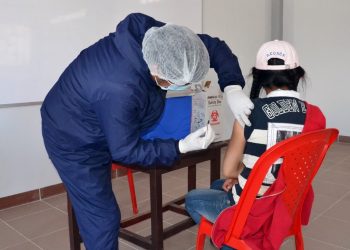 Menos del 50% de los estudiantes de El Alto reforzó su vacunación contra el COVID-19