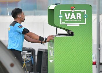Las fallas técnicas del VAR se suman a la demora de los árbitros