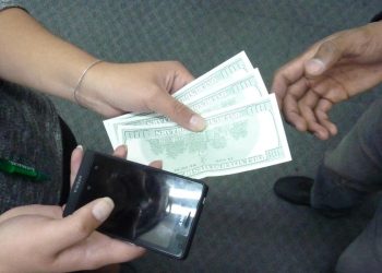 En medio de la especulación, engañan a una mujer con la compra de dólares