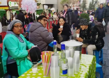 Botellas y vasos de vidrio, prohibidos en la verbena paceña