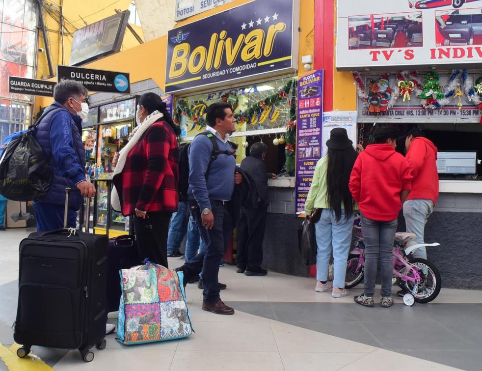 En La Paz y El Alto se restablecen las salidas de buses a Santa Cruz