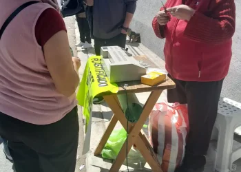 Entre comercio y familia, los bolivianos votaron este domingo
