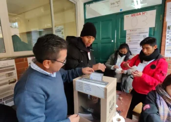 El Defensor del Pueblo vota y pide respetar la voluntad del pueblo