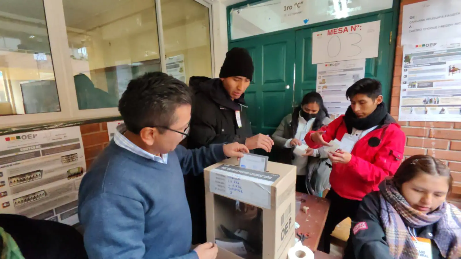 El Defensor del Pueblo vota y pide respetar la voluntad del pueblo