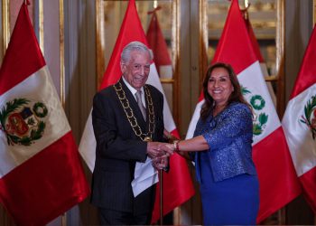 Socióloga dice que al recibir un premio de Boluarte, Vargas Llosa traiciona a los peruanos