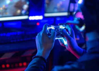 Jugando en serio: videojuegos, arte, tecnología  y luchas globales