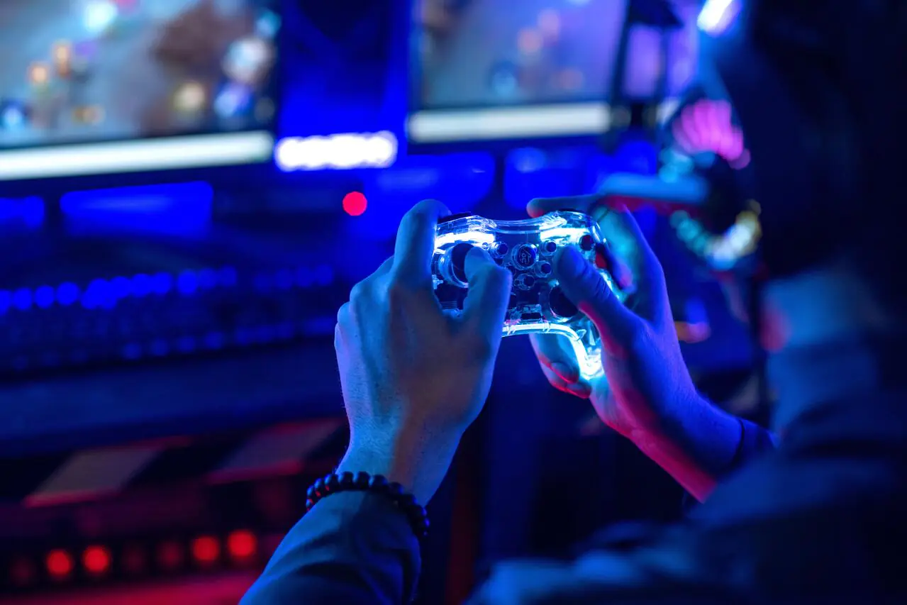 Jugando en serio: videojuegos, arte, tecnología y luchas globales