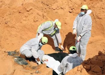 18 cadáveres en una nueva fosa común descubierta en la localidad libia.