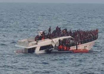 El Ejército libanés rescata a 232 migrantes en pleno naufragio.
