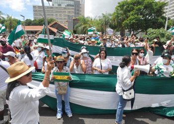 Mujeres cruceñas llegan al Comando policial y advierten con una vigilia permanente