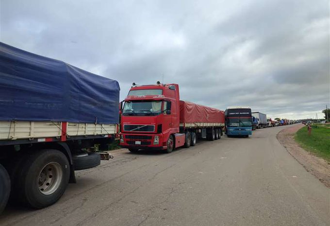 Se confirma cinco puntos de bloqueo en Santa Cruz en apoyo a Camacho