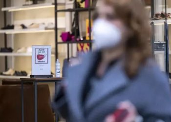 Médica es condenada por falsificar informes de exención de mascarilla.