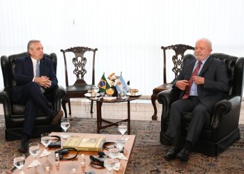 Fernández se reúne con Lula y celebra 'vuelta de Brasil'.