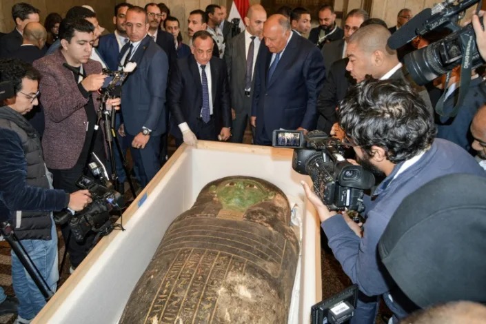 EEUU devuelve a Egipto un sarcófago robado.