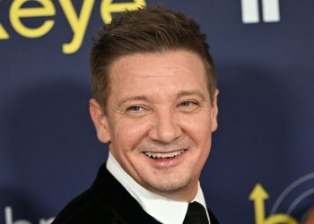 Actor Jeremy Renner en estado crítico tras accidente con quitanieves.