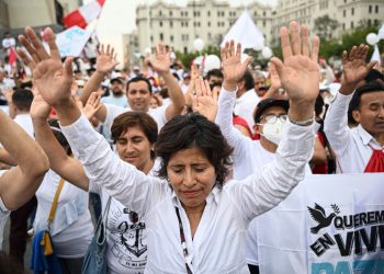 'Marcha por la Paz' pide el fin de las protestas en Perú.