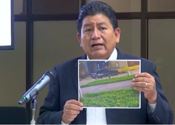 El ministro Montaño muestra pruebas sobre el saqueo a su domicilio. Foto: Ministerio de Obras Públicas.