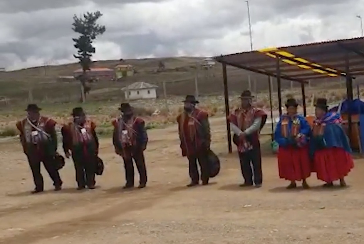 Ponchos Rojos instalan vigilia en Chonchocoro y afirman que Camacho no saldrá