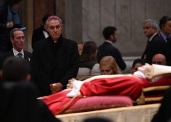 135.000 personas acuden a la capilla ardiente de Benedicto XVI.